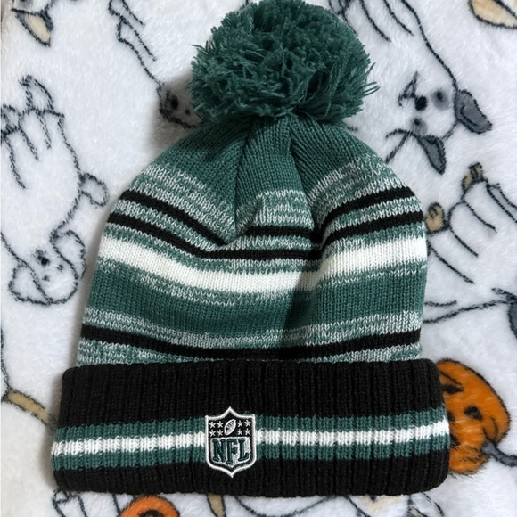 NWT Philadelphia Eagles Green and Black Knit Beanie with Pom Pom - Picture 2 of 2